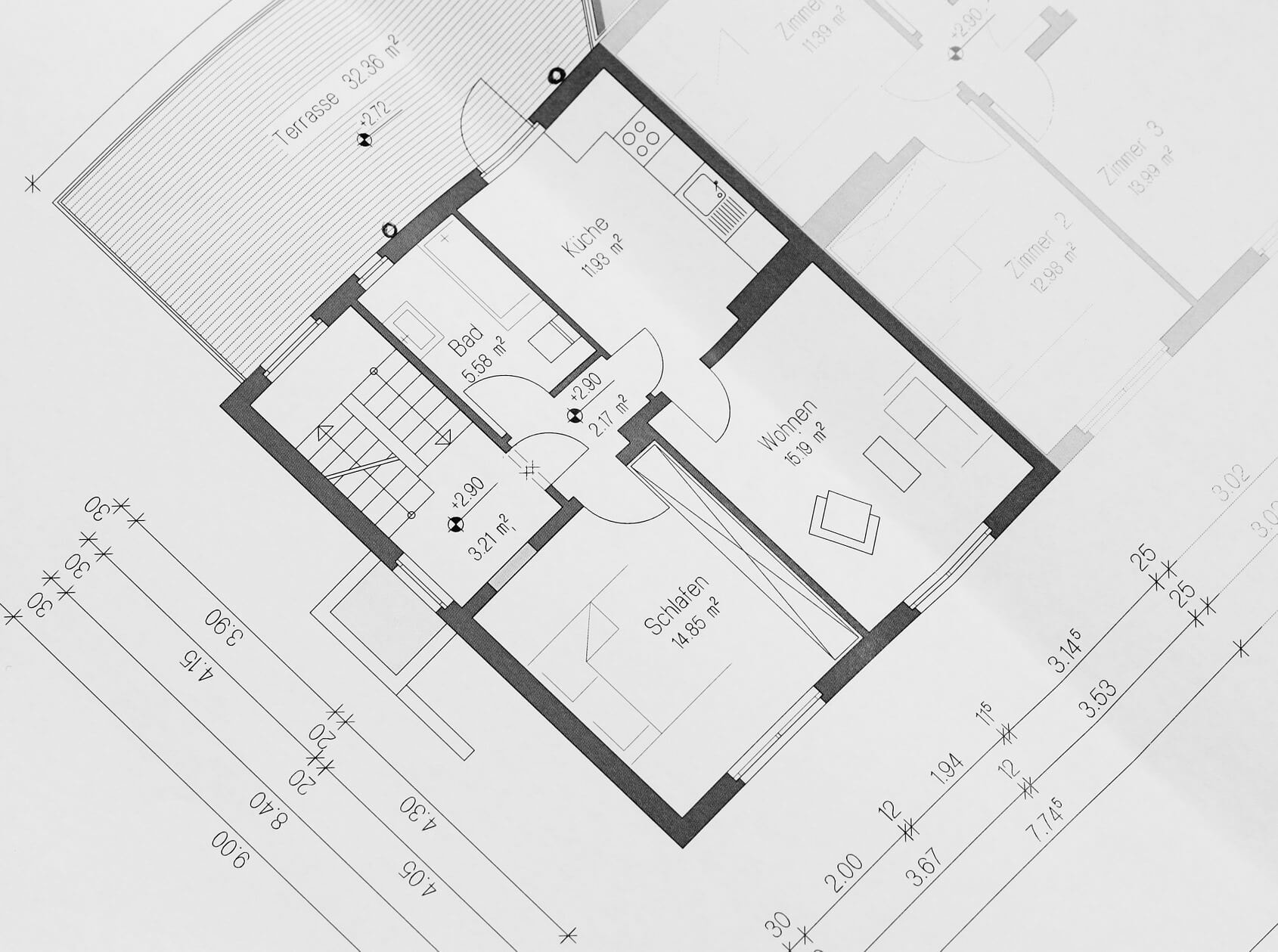 Close-up view of the dimensioned floor plan of a 2-room apartment on the ground floor of an apartment building, with a staircase going up, a terrace and an entrance area.
