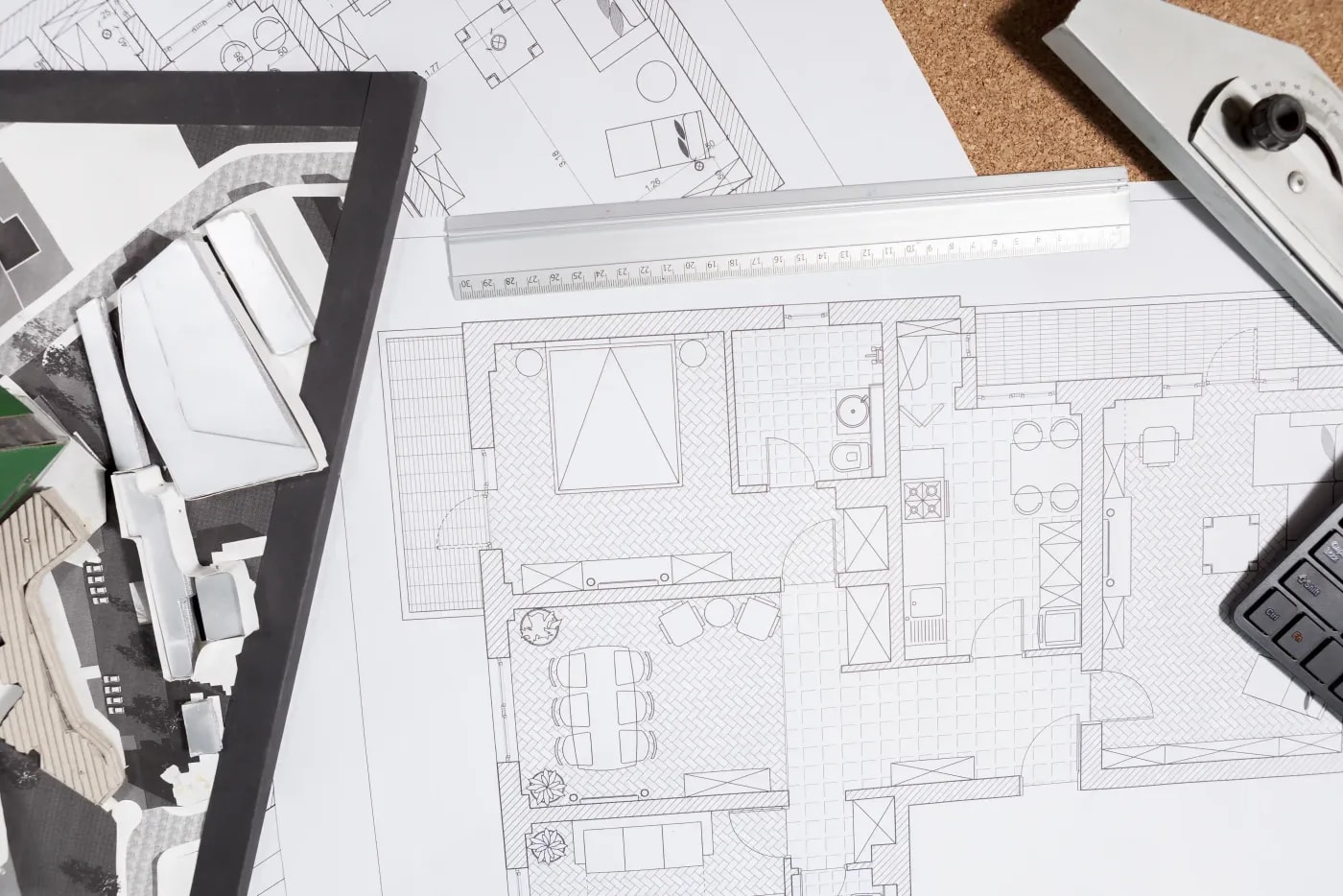 Floor plan of a 4-room apartment with a protractor, ruler and 3D model of the building and its surroundings.
